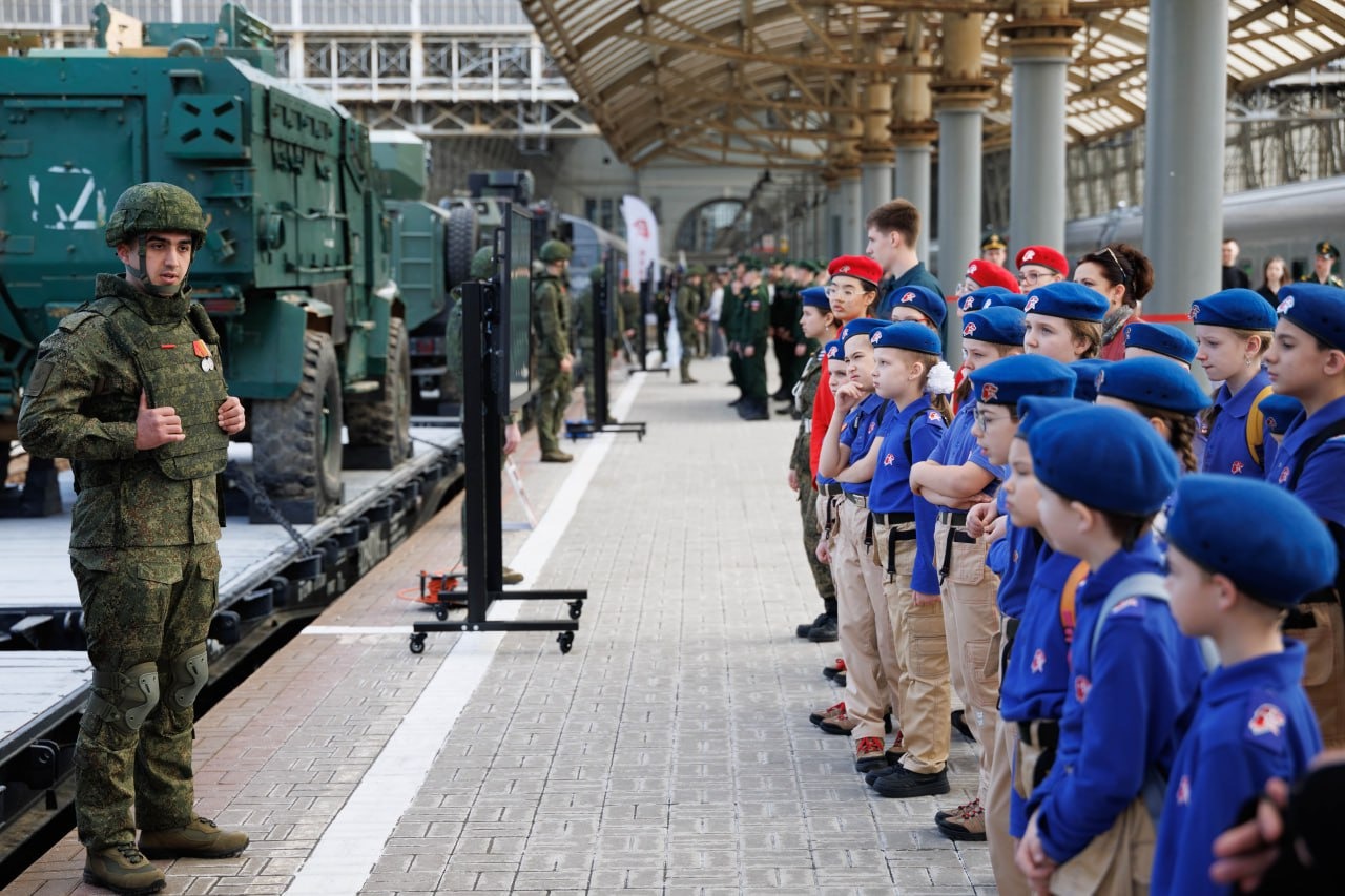 С Киевского вокзала Москвы отправился агитпоезд Минобороны России