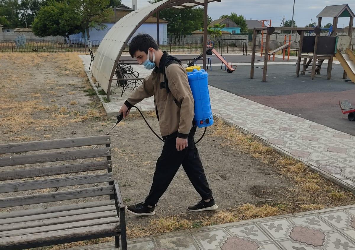 В Кизлярском районе продолжается профилактическая обработка общественных территорий от клещей