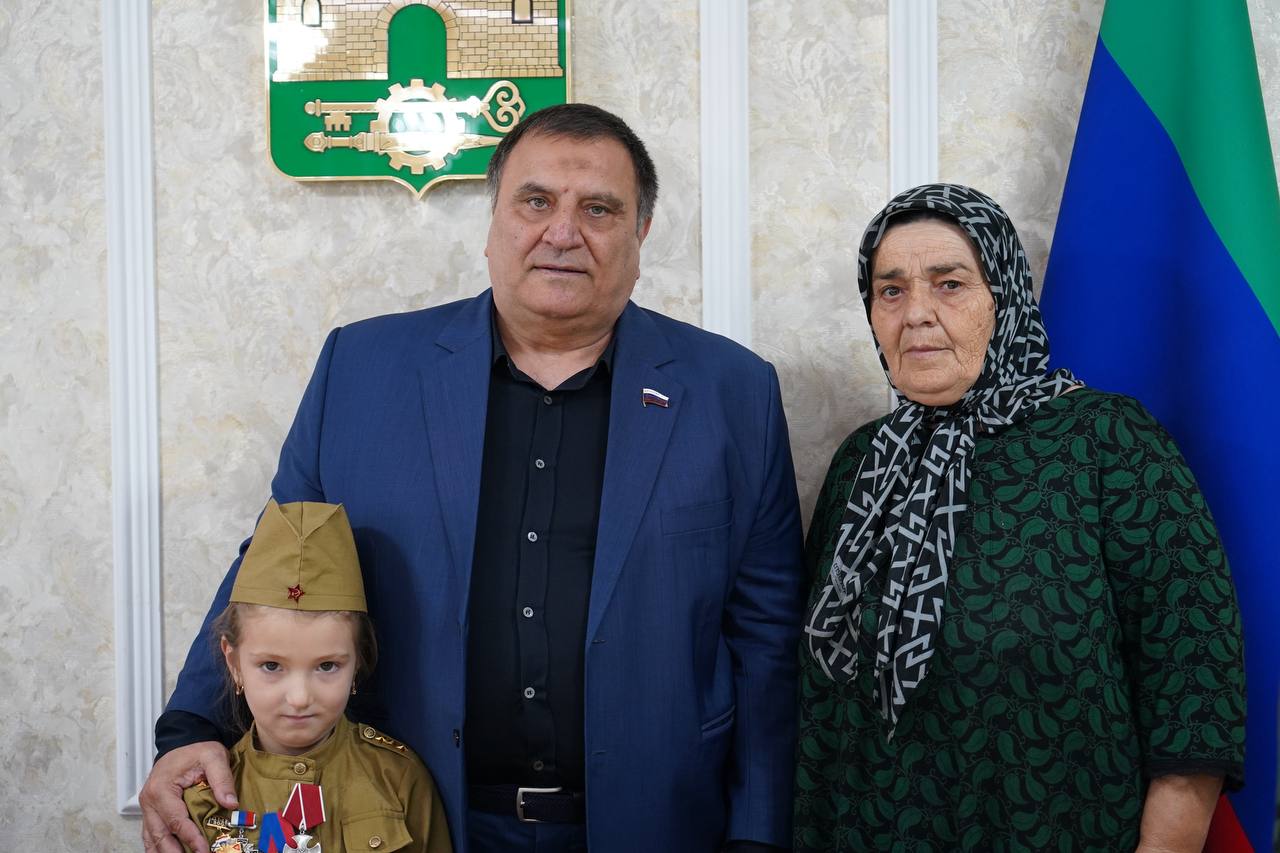 Сайгидпаша Умаханов передал орден Мужества семье погибшего участника СВО