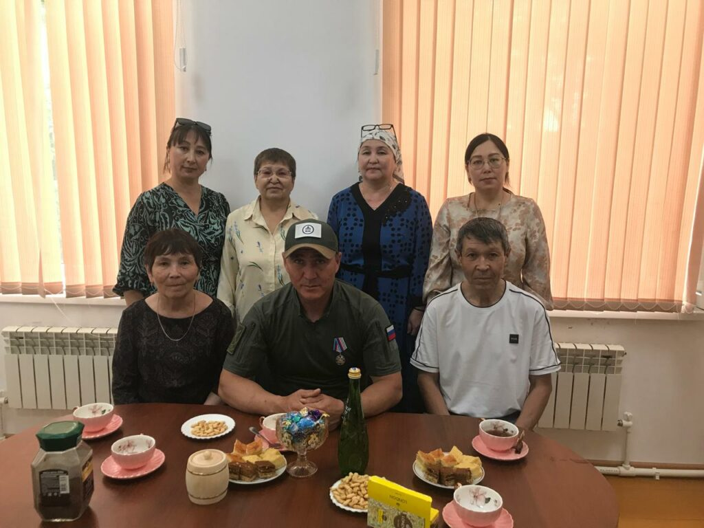 Коллектив газеты «Голос степи» встретился с участником СВО Камилем Атангуловым