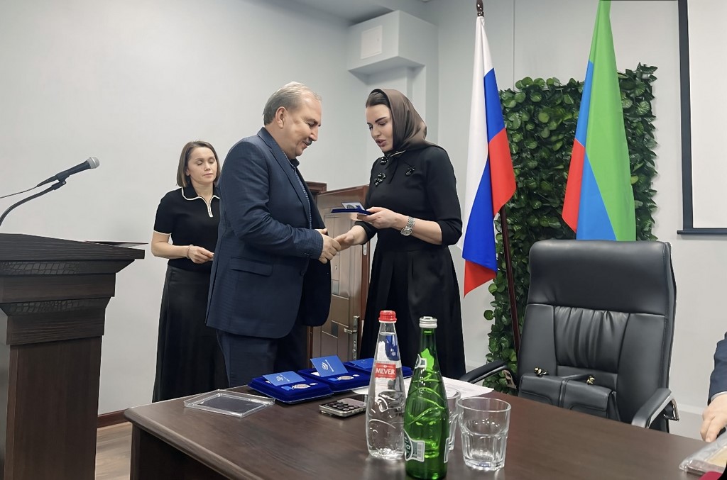 Зумруд Бучаева вручила медикам медали «За самоотверженность и профессионализм»