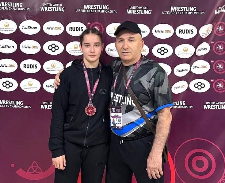 Юная дагестанка – серебряный призер Первенства Европы по женской борьбе