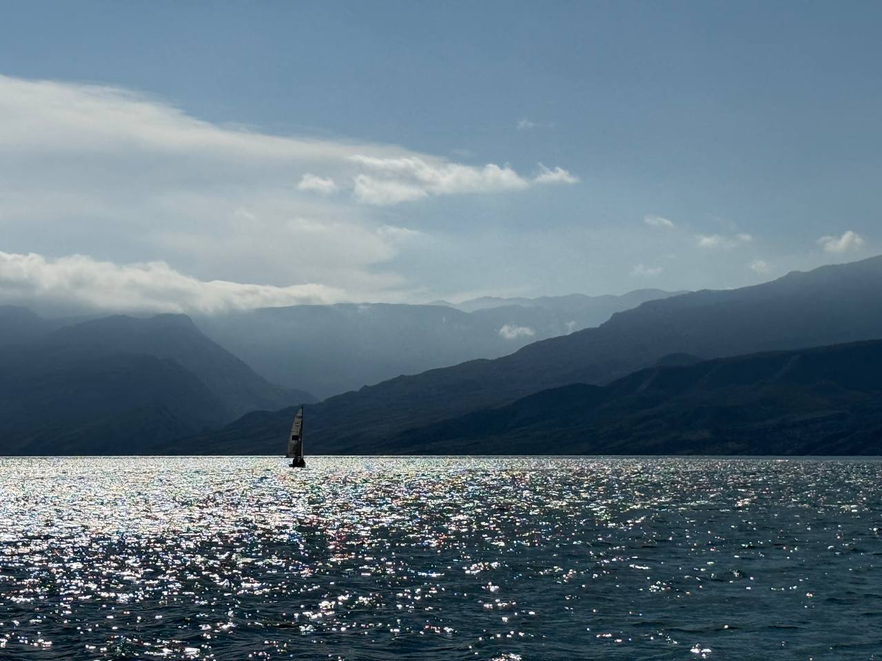 На Чиркейском водохранилище спустили первую парусную яхту