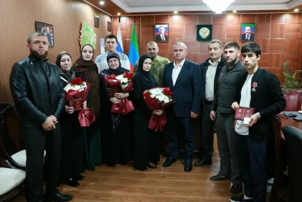 Глава Казбековского района наградил семьи погибших и действующих участников СВО