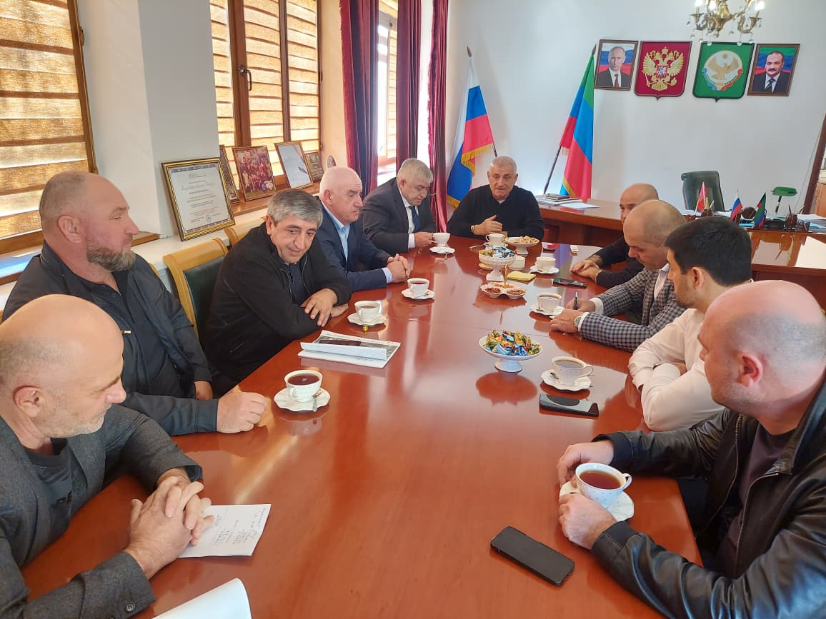 Глава Ахвахского района Магомед Муртазалиев встретился с Ризваном Газимагомедовым