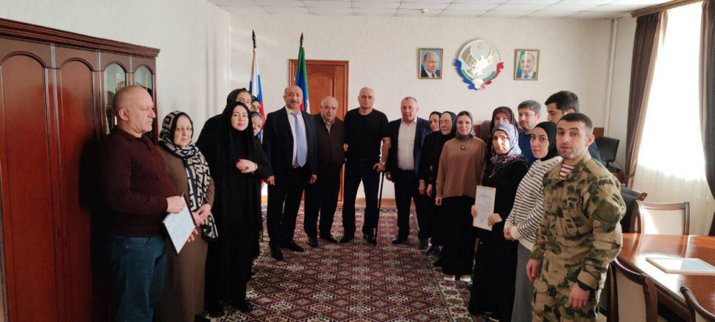 В Кумторкалинском районе родственникам ветеранов СВО вручили документы на земельные участки