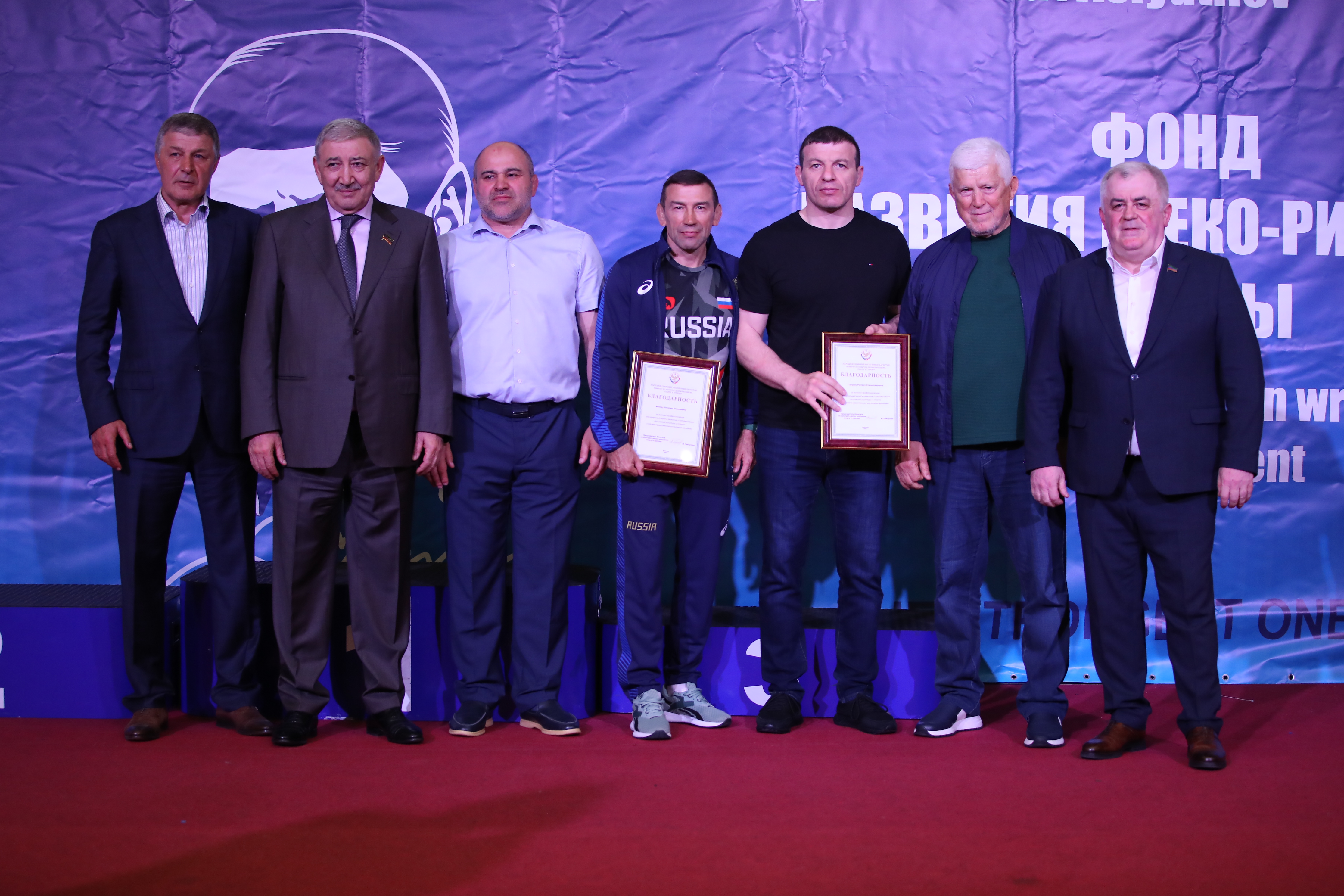 В Каспийске проходит борцовский турнир памяти Сураката Асиятилова