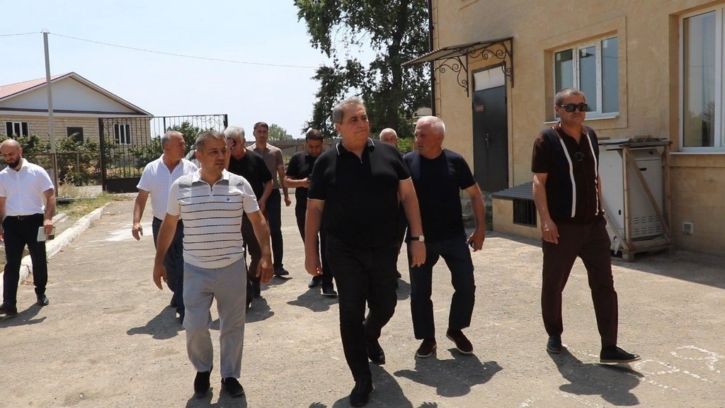 Глава Дербентского района проинспектировал ход работ по благоустройству Нюгдинской СОШ