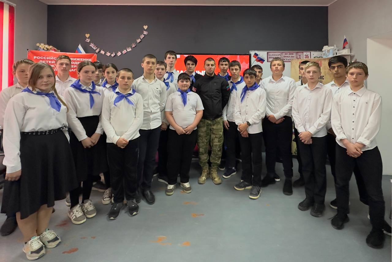 В школе Кизлярского района провели встречу с участником СВО
