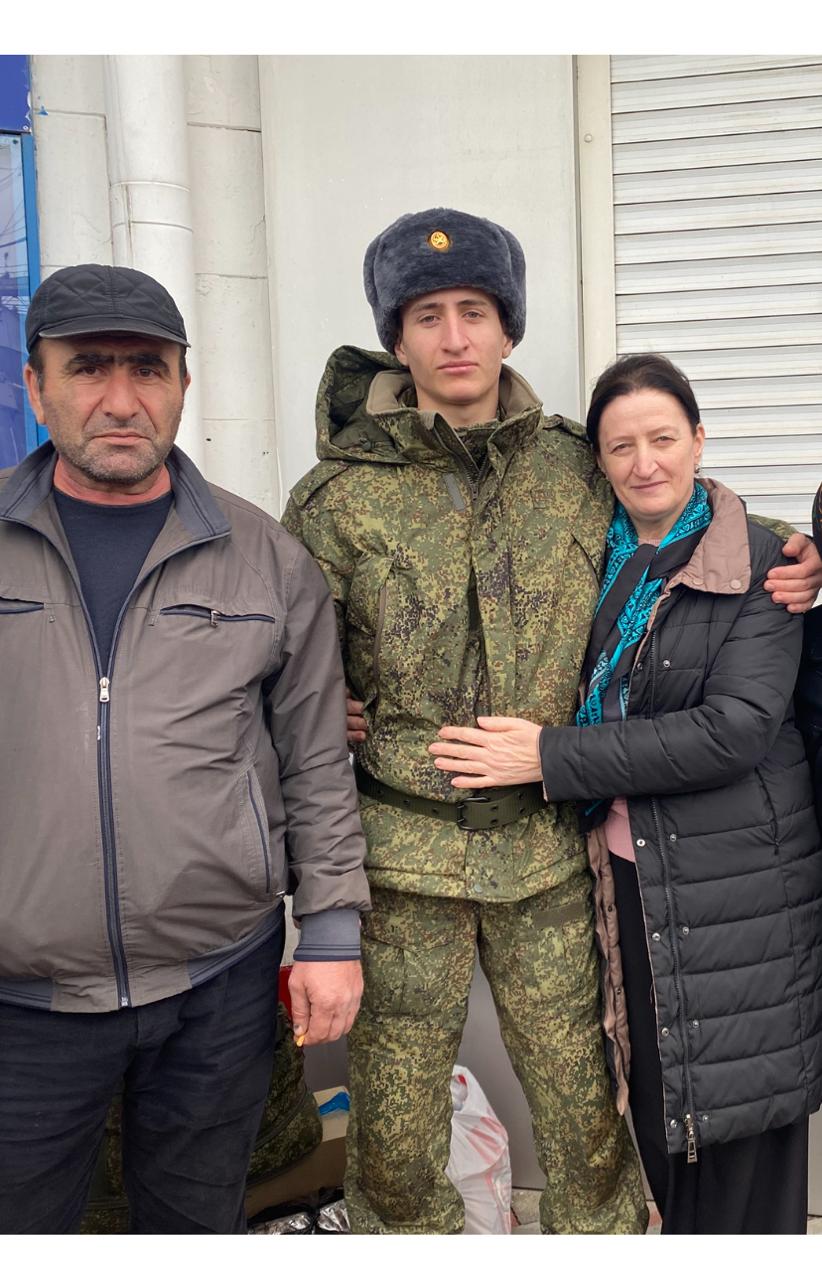 13 новобранцев из Новолакского района пополнили ряды Российской армии