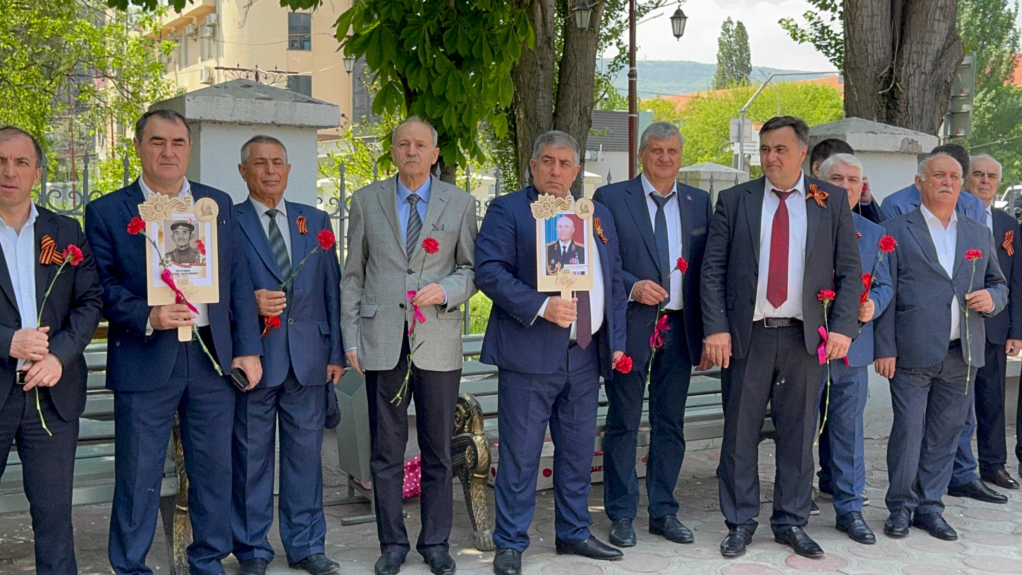 В Гамзатовском университете прошла акция Знамя Победы и шествие Бессмертного полка