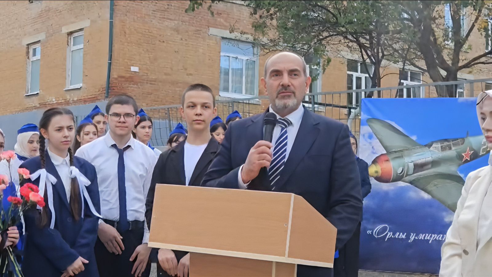 В Буйнакске установили бюст дважды Героя Советского Союза Амет-Хана Султана