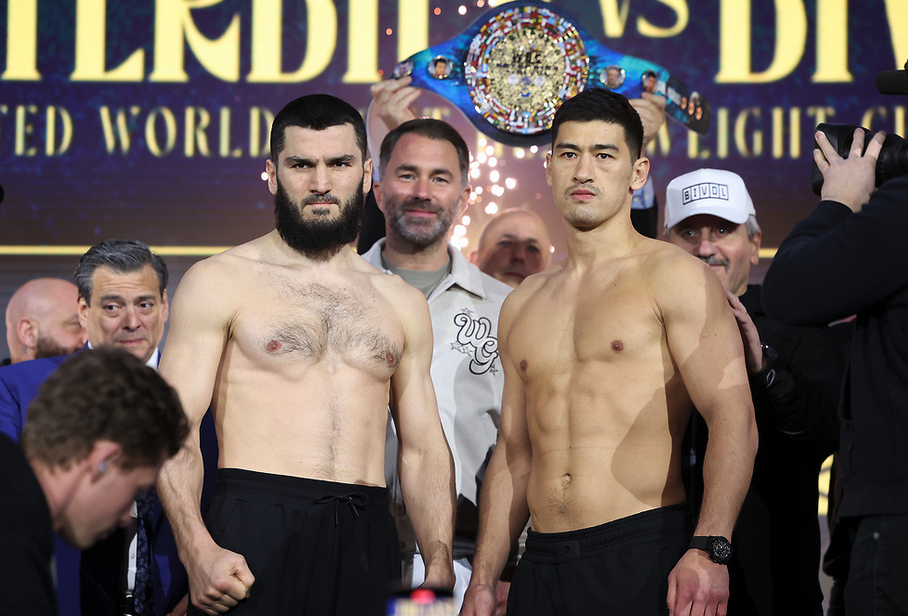 Артур Бетербиев расстался с титулом абсолютного чемпиона мира