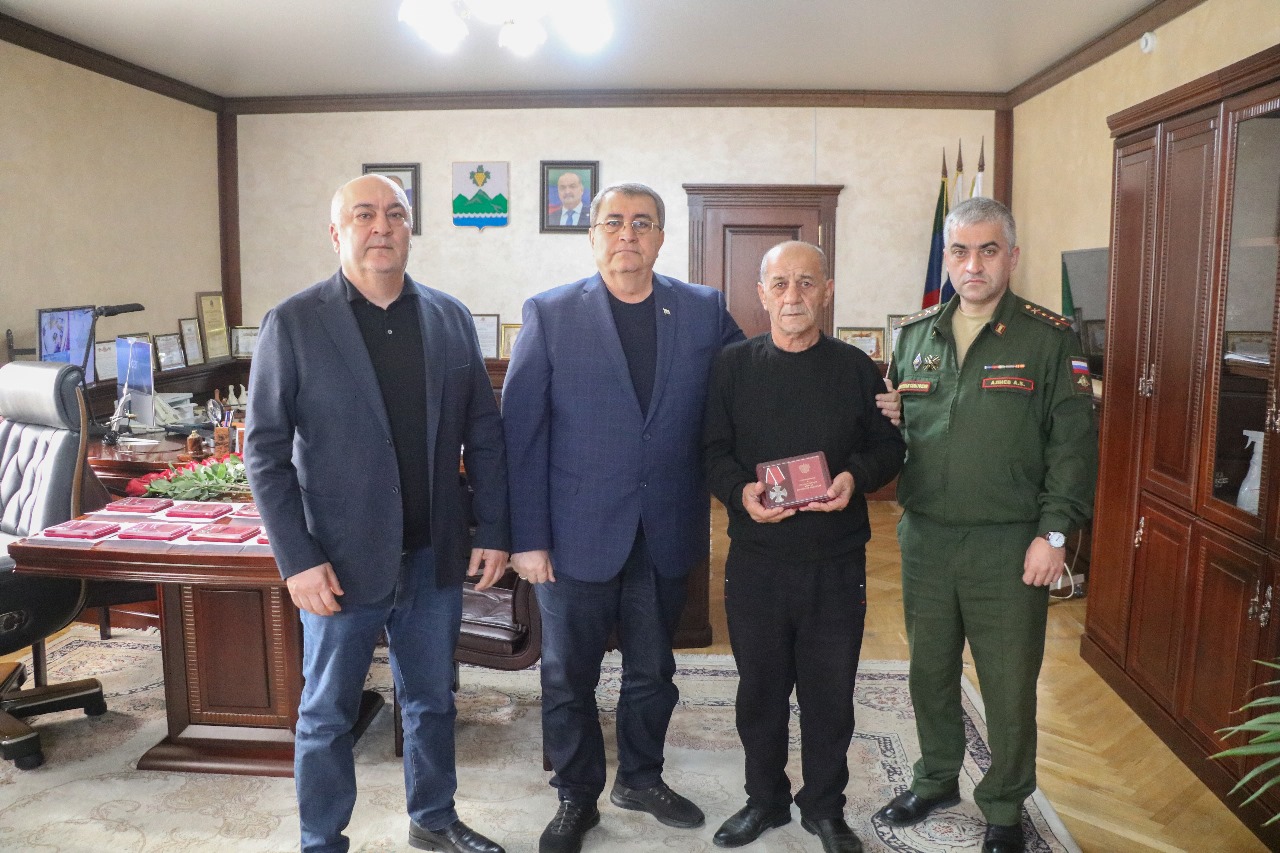Глава Дербентского района передал государственные награды семьям погибших участников СВО