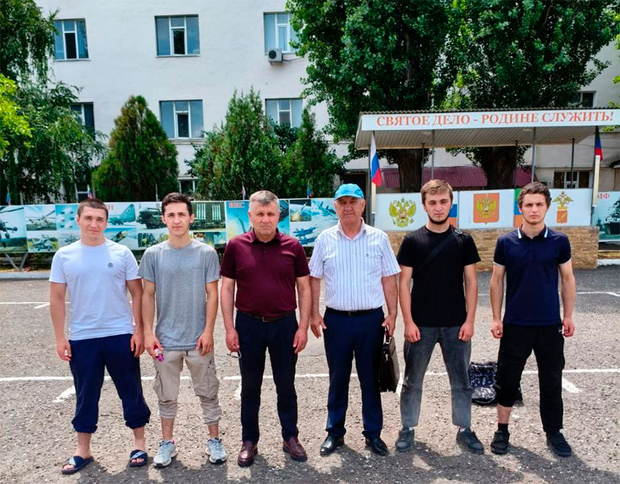 Глава Цунтинского района проводил призывников в армию