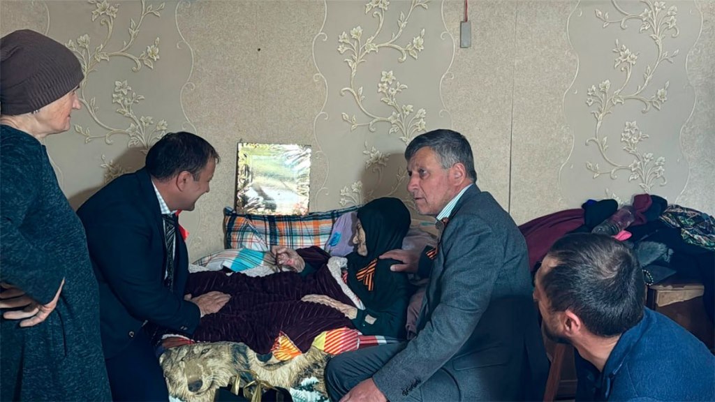 Глава Цунтинского района поздравил тружеников тыла с наступающим Днем Победы