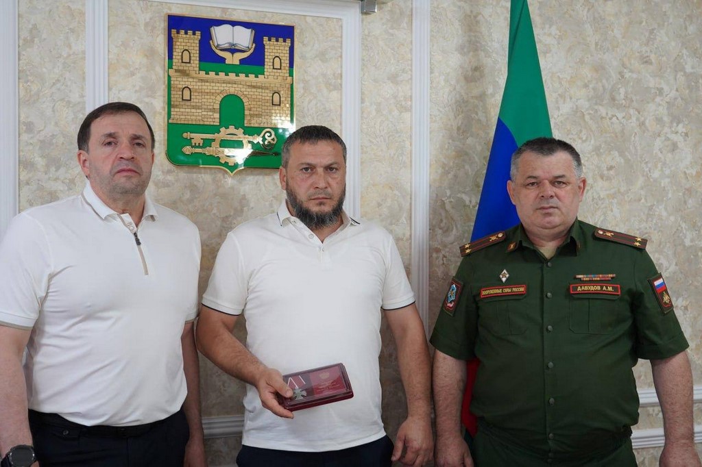 Корголи Корголиев передал орден Мужества отцу погибшего участника СВО из Хасавюрта