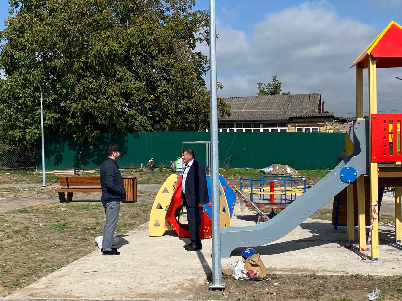 Активисты «Единой России» проконтролировали ход благоустройства сквера в Касумкенте