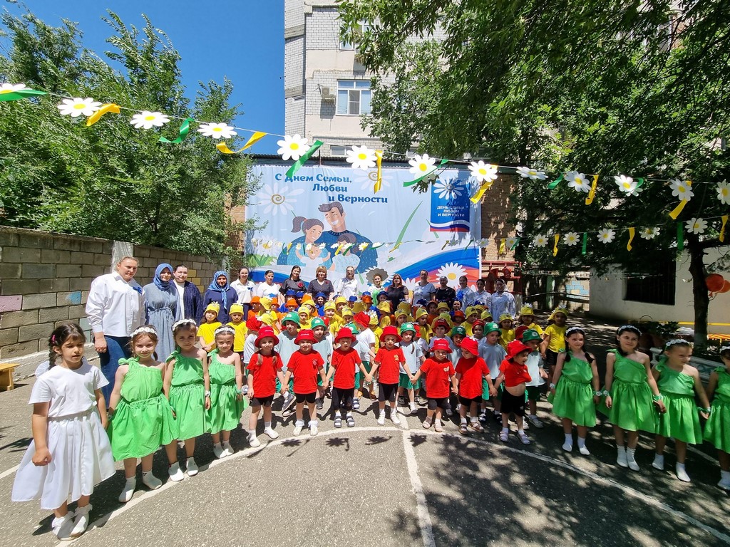 Единороссы рассказали детям о важности сохранения семейных ценностей