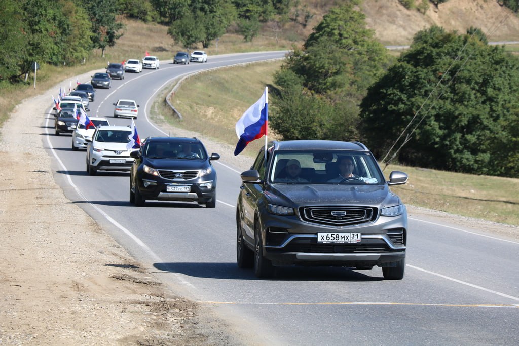 В Казбековском районе провели автопробег в честь Дня государственного флага России