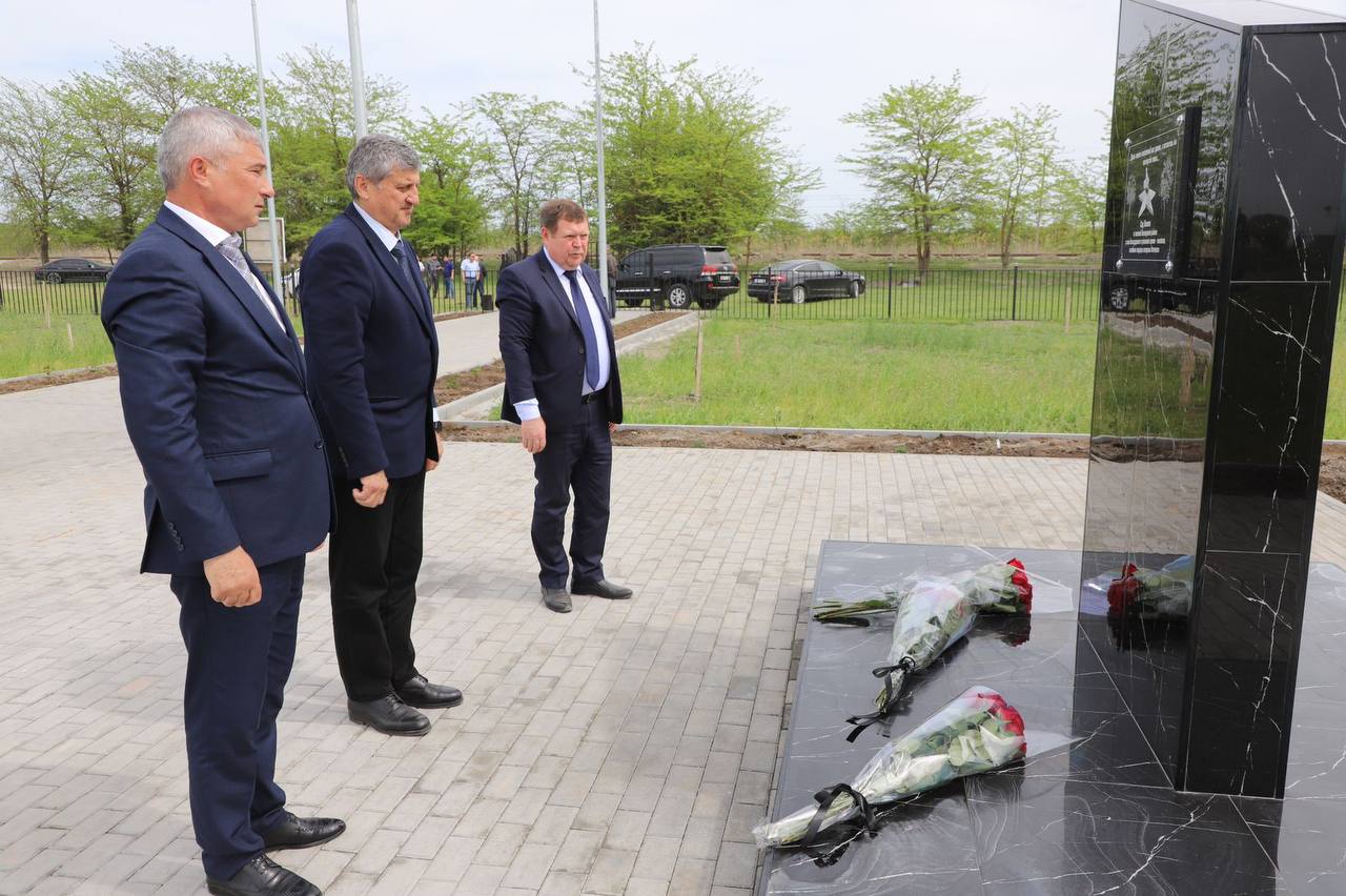 Алексей Гасанов посетил «Сад памяти» в Кизлярском районе
