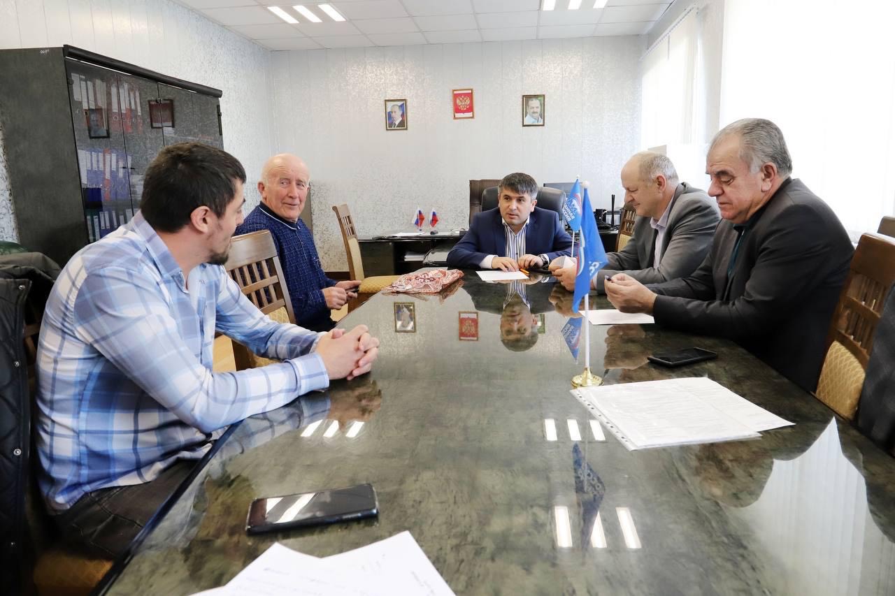 Глава Табасаранского района рассмотрел обращения жителей