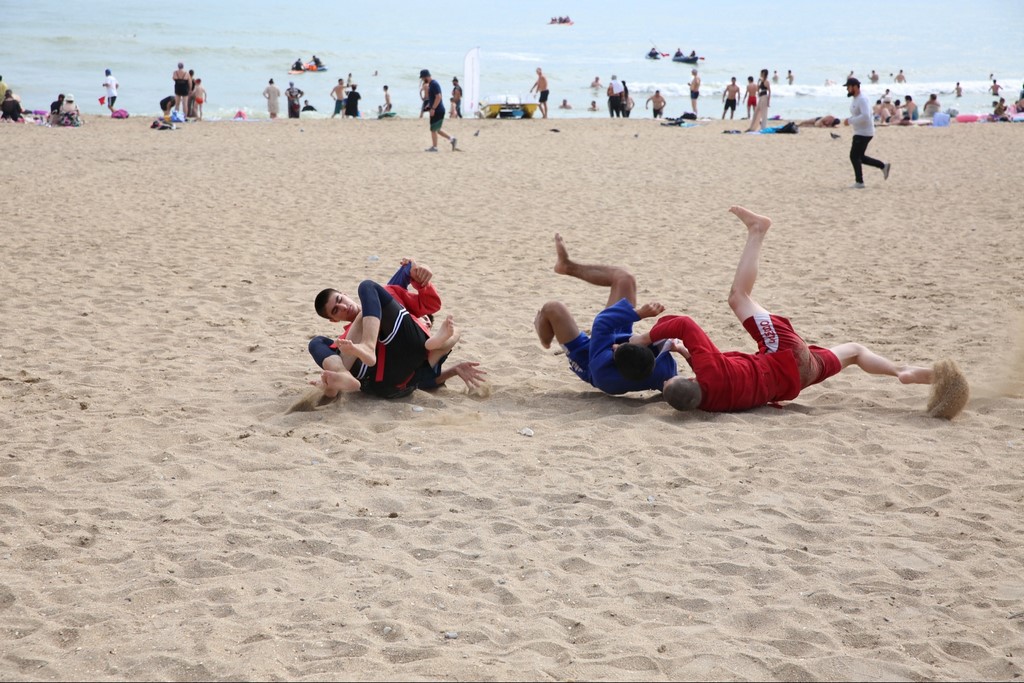 В Махачкале провели турнир по пляжному самбо памяти тренера Хаджимурада Булатова