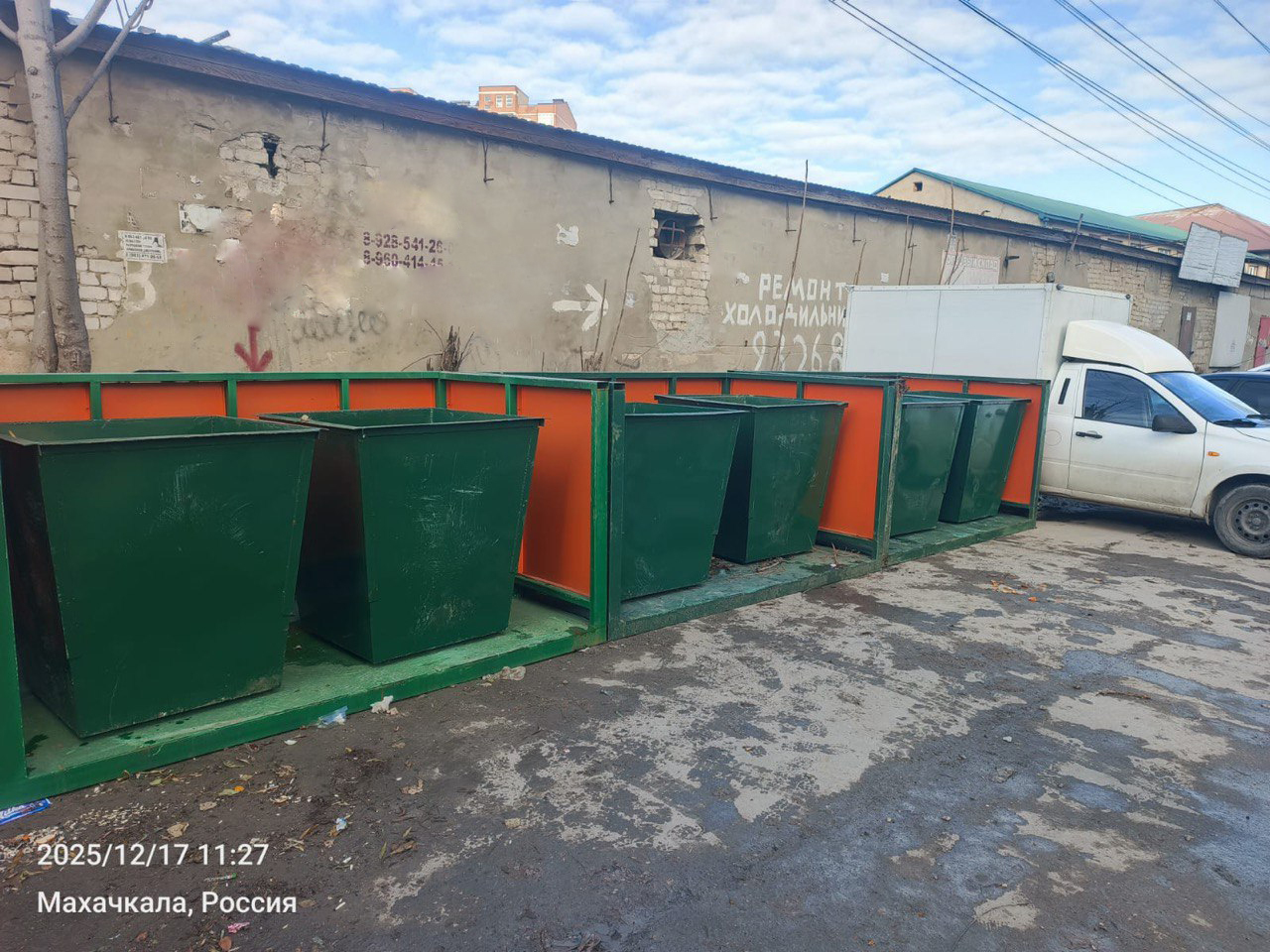 Мэрия Махачкалы продолжает работу по замене старых мусорных контейнеров