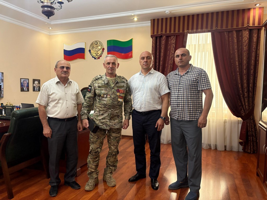 Глава Сергокалинского района встретился с ветераном, добровольцем СВО