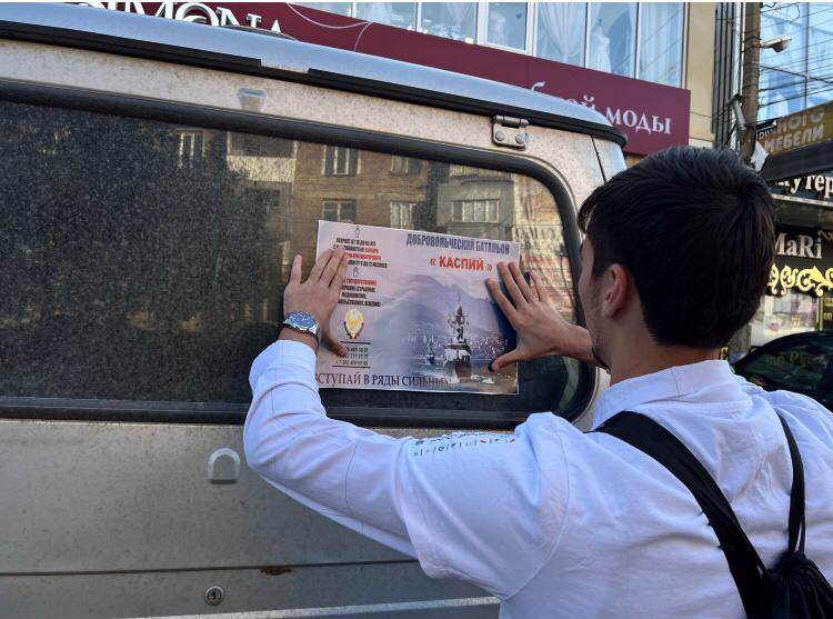 Студенты-волонтеры Хасавюрта информируют население о военной службе по контракту