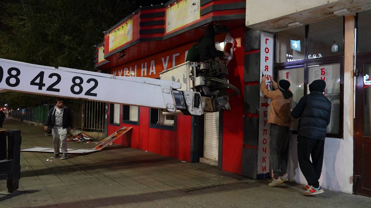 Более 30 рекламных конструкций демонтировано за ночь городскими службами Махачкалы