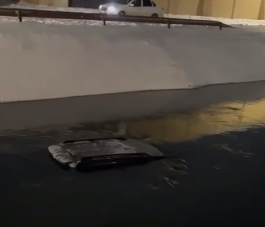 В Махачкале иномарка провалилась в канал с водой