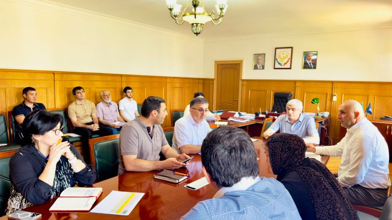 В Новолакском районе обсудили ремонт зданий, дорог и важные социальные вопросы