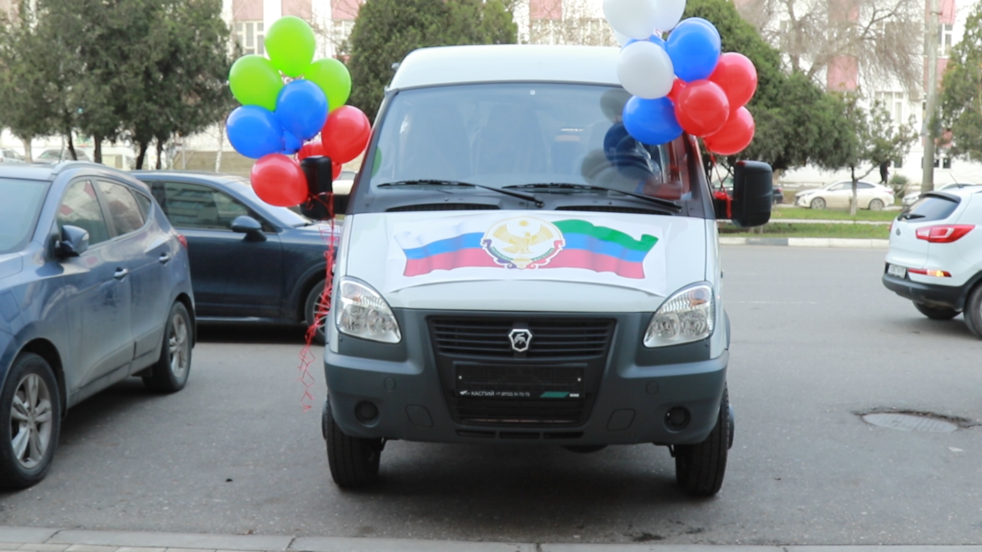 Многодетной семье из Хасавюртовского района вручили новый микроавтобус