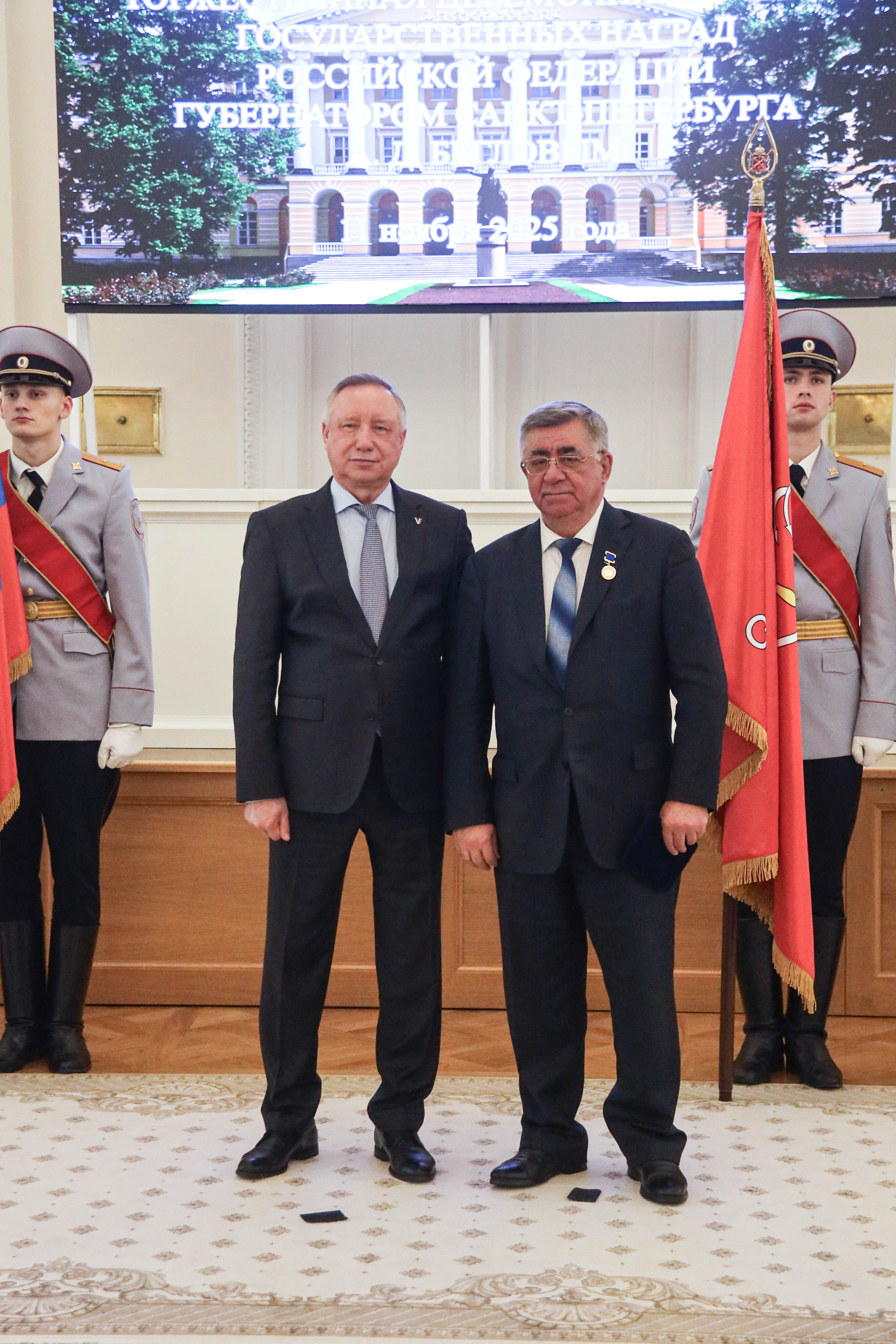 Губернатор Санкт Петербурга вручил представителю Дагестана Гасану Гасанову почетный знак