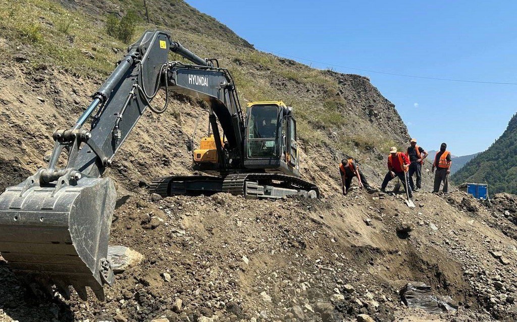 Дорожники Дагестана восстанавливают движение после интенсивных осадков и селей