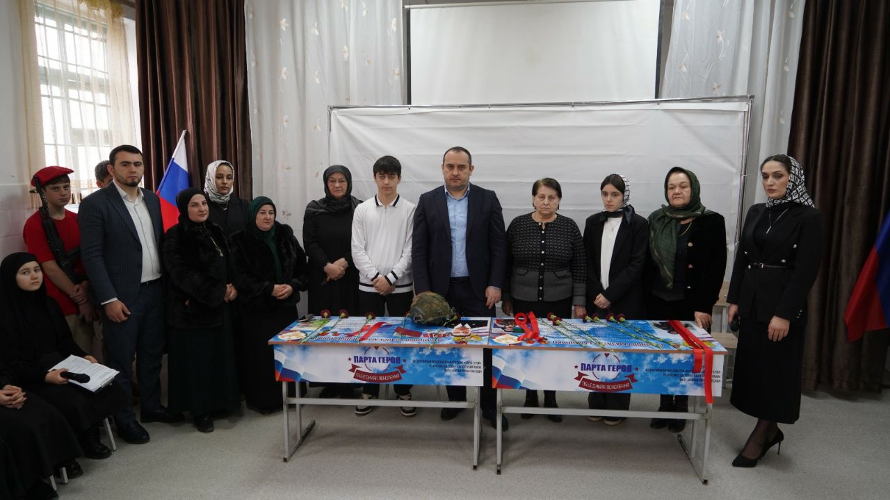 В школах Каякентского района открывают «парты героев»