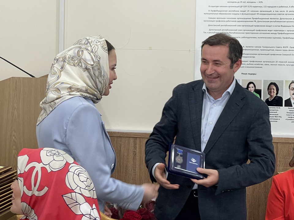 «За самоотверженность и профессионализм»: профсоюз наградил медиков Дагестана