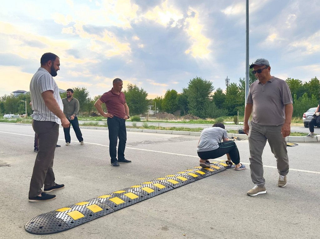 В Южно-Сухокумске укладывают искусственные неровности на улице Гаджи Махачева