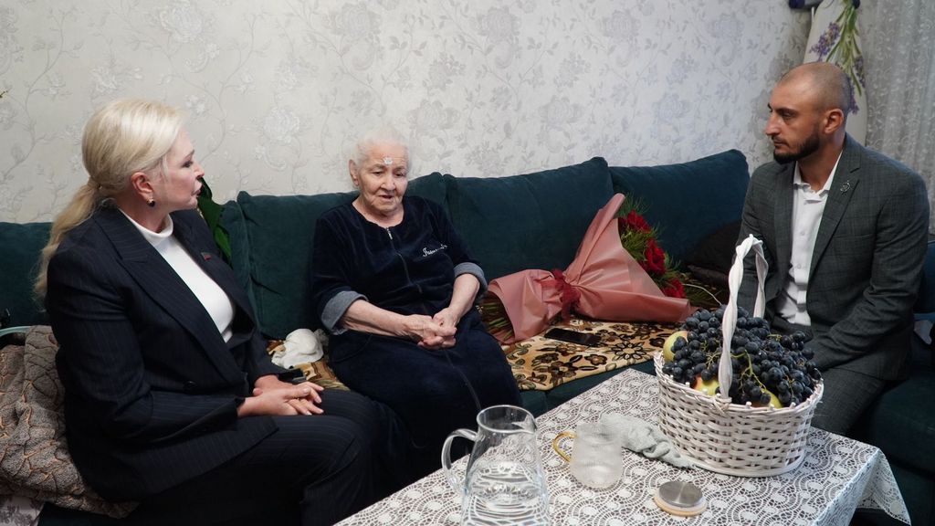 Елена Павлюченко поздравила ветеранов образования с Днем учителя