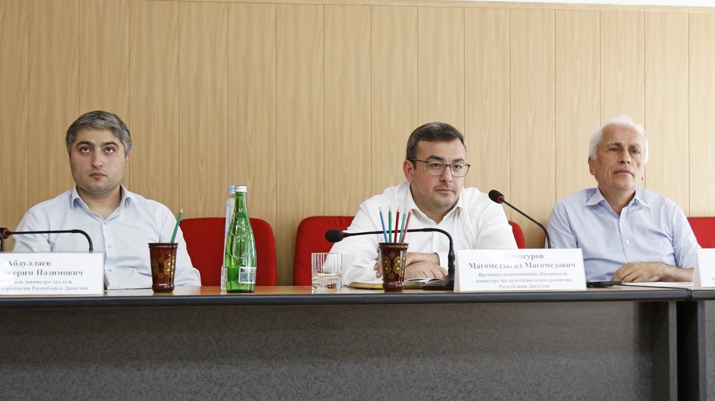 Глава Минтруда РД Магомедзагид Кихасуров провел еженедельное совещание