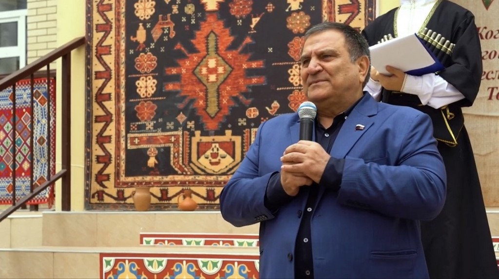 Сайгидпаша Умаханов провел День языков народов России в Хасавюртовской школе