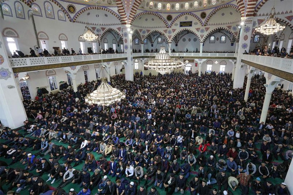 Имамы мечетей Махачкалы на пятничной молитве призвали молодежь не поддаваться на провокации