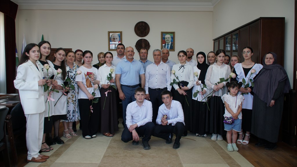 В Дахадаевском районе глава чествовал выпускников-отличников 2025 года