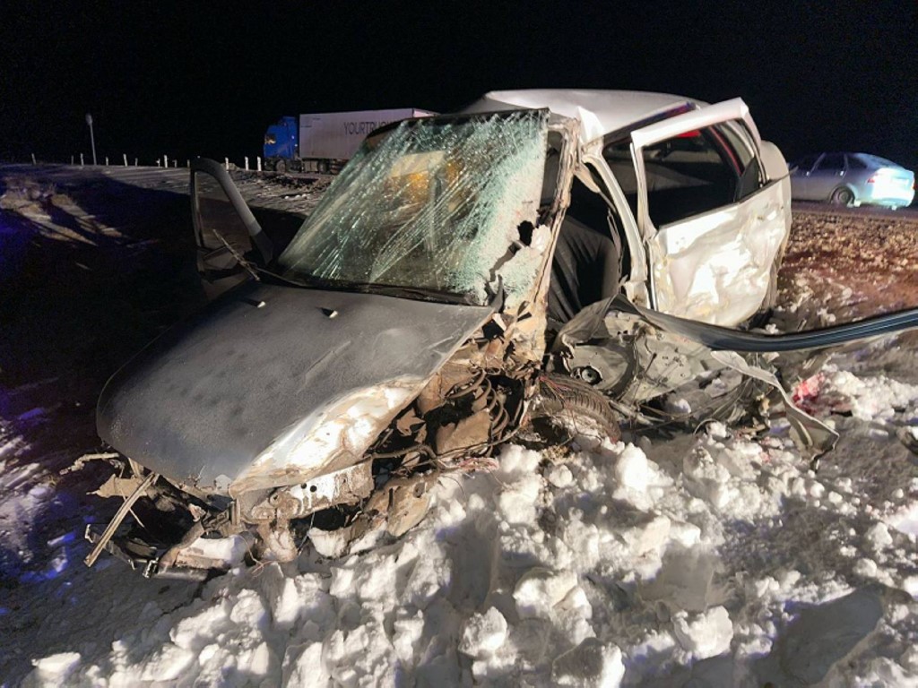 Легковушка столкнулась с фурой в Дагестане, один человек погиб