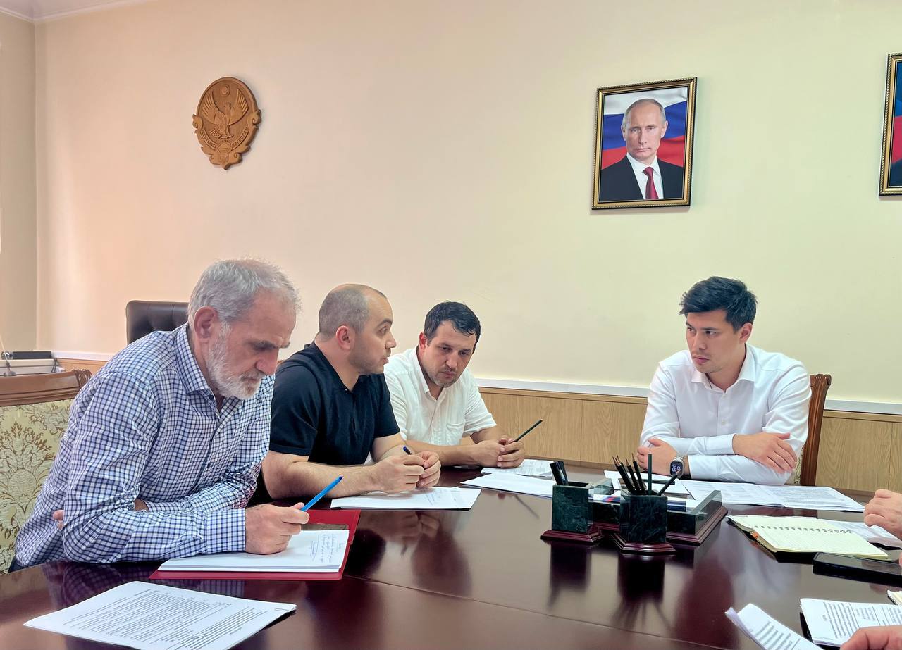 Ход работ по строительству магистрального водовода обсудили на совещании в Минстрое Дагестана