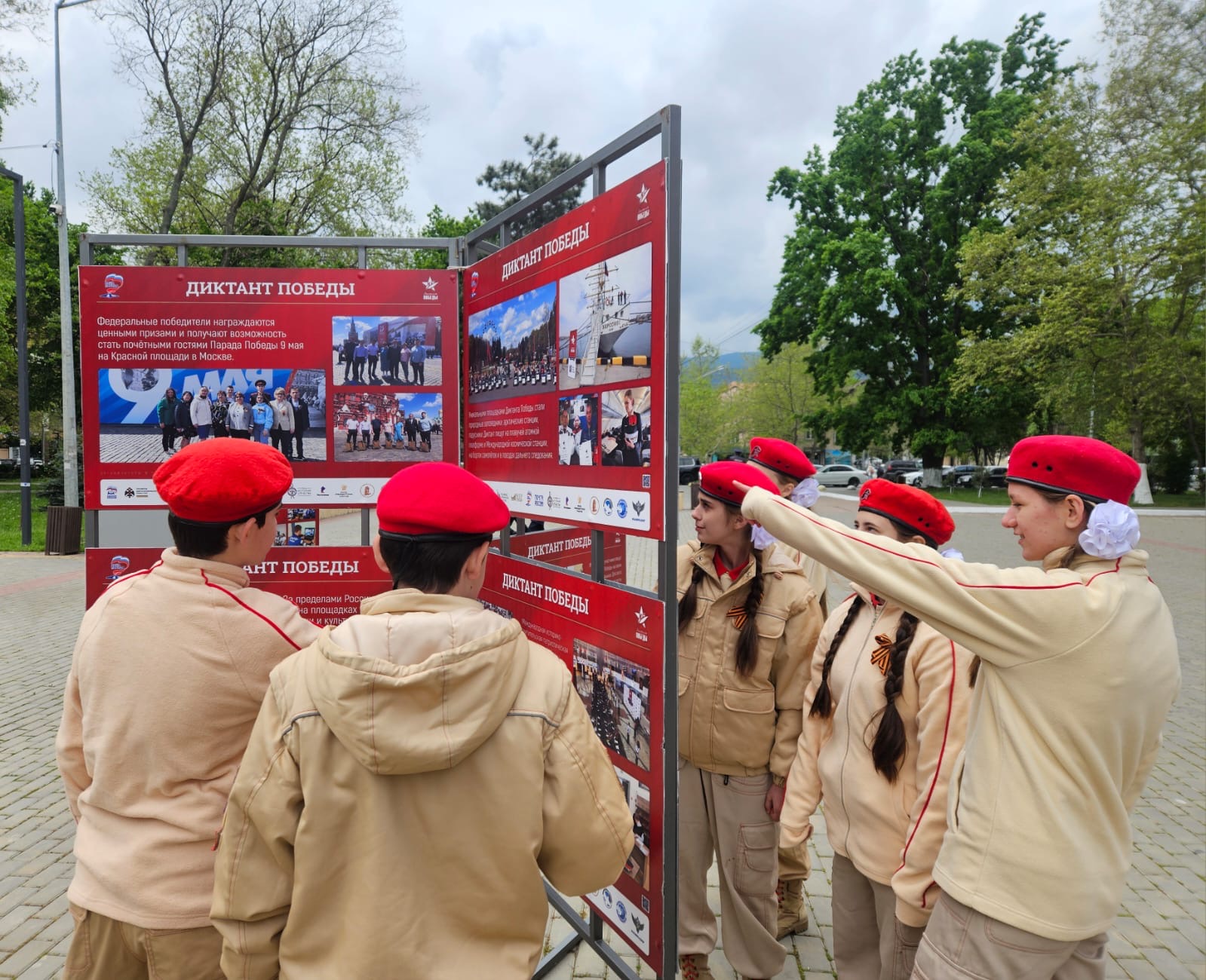 В Махачкале продолжает свою работу фотовыставка о «Диктанте Победы»