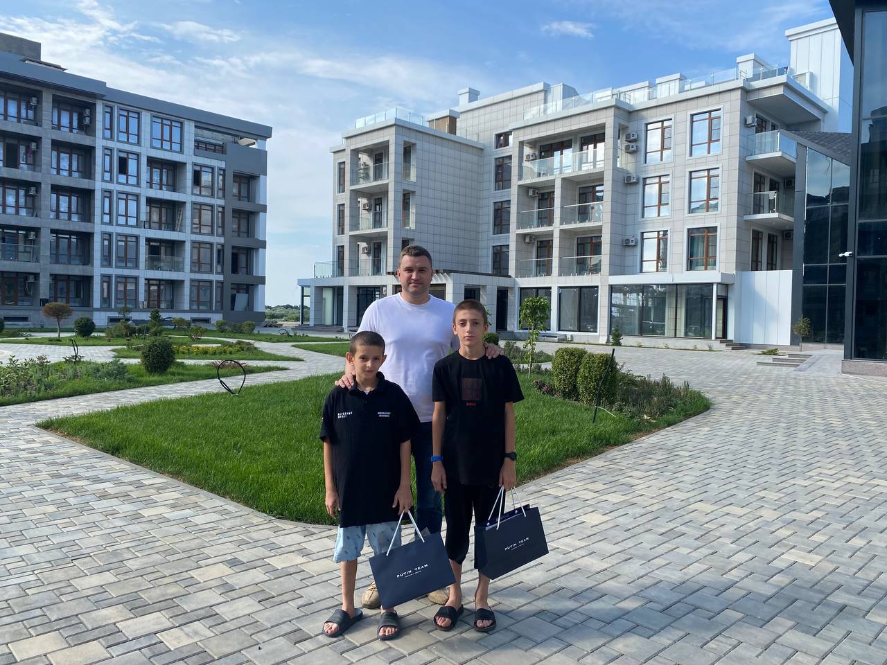 Артём Бичаев встретился с мальчиками, раздававшими воду бойцам спецназа 23 июня