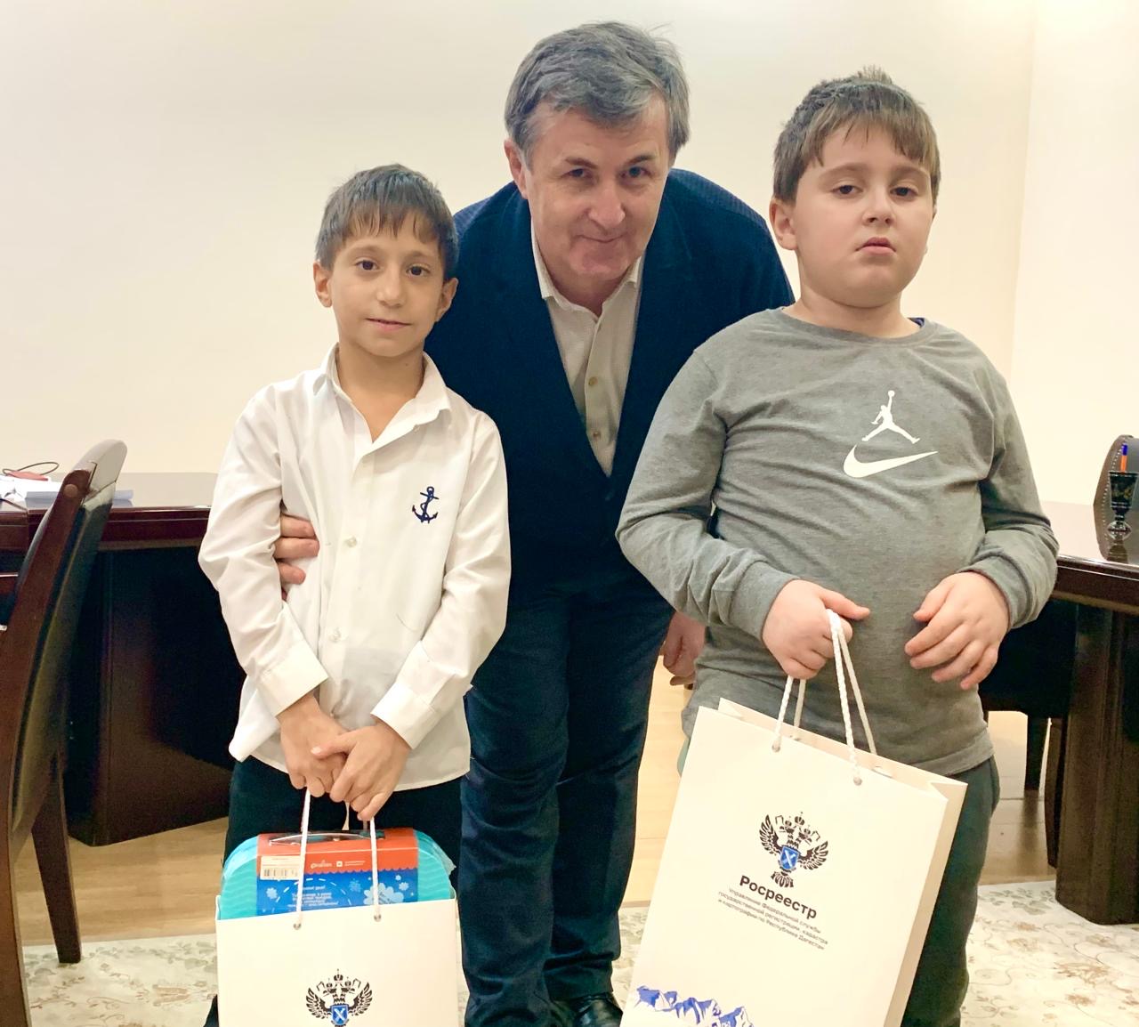 Руководитель Росреестра Дагестана исполнил детские желания в рамках проекта «Ёлка желаний»