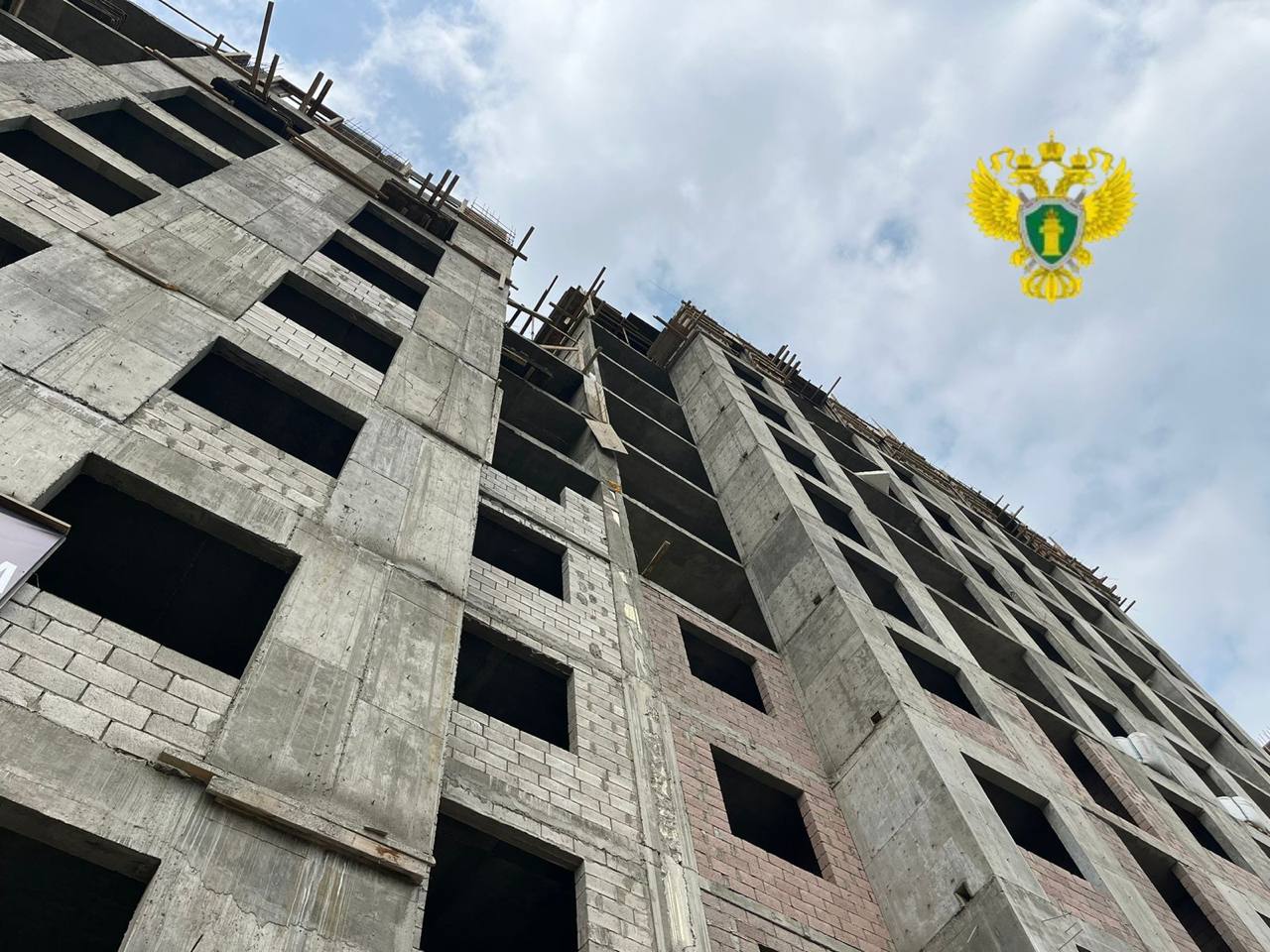 Рабочий упал с 11-го этажа строящегося дома в Махачкале